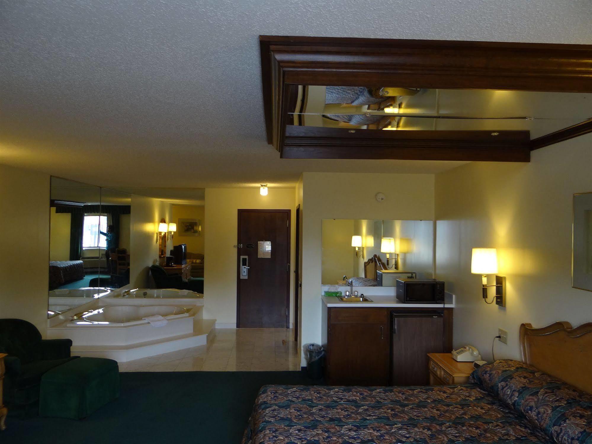 Magnuson Hotel And Suites Bellevue Exterior foto